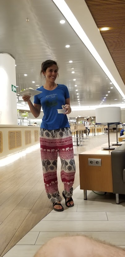 Jen traveling in comfy pants traveling with IBS and celiac