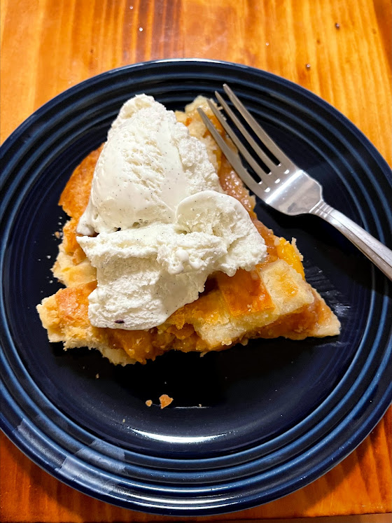 gluten-free peach pie with ice cream